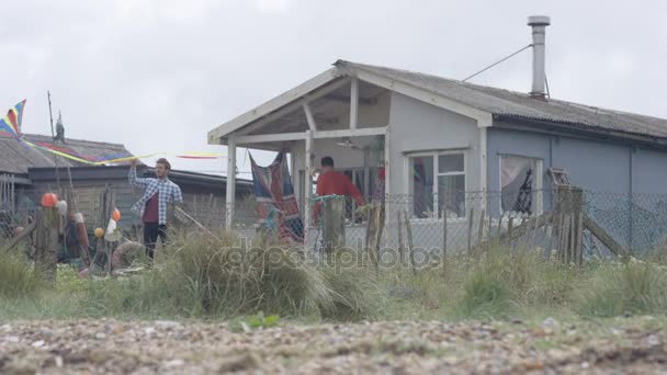 Gelukkig Vrienden Bij Strandhuis Vliegen Een Vlieger Gaat Voor Een — Stockvideo