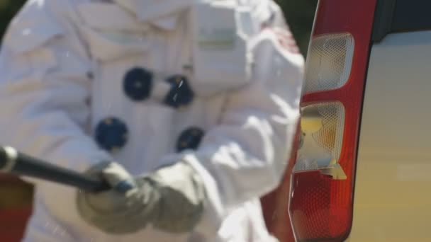 Hombre Agresivo Traje Astronauta Rompiendo Luces Traseras Coches Con Bate — Vídeo de stock