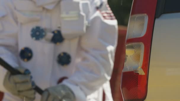 Homem Agressivo Terno Astronauta Esmagando Faróis Traseiros Carro Com Taco — Vídeo de Stock