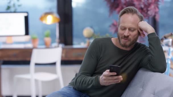 Homem Feliz Relaxando Casa Mensagens Texto Usando Internet Seu Smartphone — Vídeo de Stock