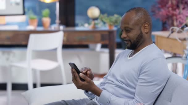 Feliz Hombre Casual Relajarse Casa Mensajes Texto Uso Internet Teléfono — Vídeo de stock