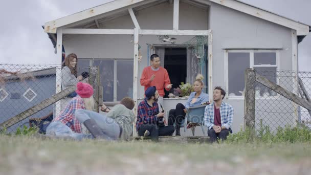 Glad Grupp Vänner Umgås Beach House Spela Gitarr Och Sjunga — Stockvideo