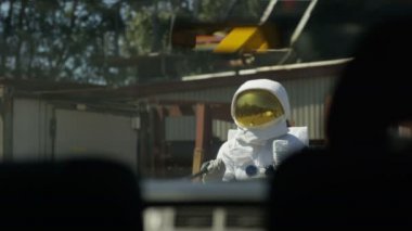 4 k agresif astronot bir beysbol sopası sallanmak araba yaklaşırken demirleyecek yer öfke ile.