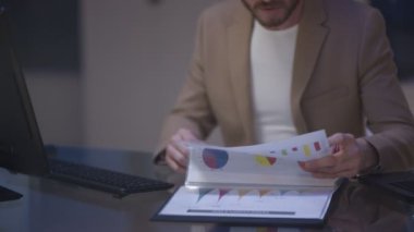 4 k işadamı çalışma geç seyir mali detayları bilgisayar ve evrak üzerinde