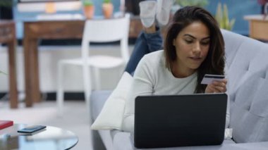 4k güzel gülümseyen kadın dizüstü bilgisayar ve kredi kartı alışveriş online evde