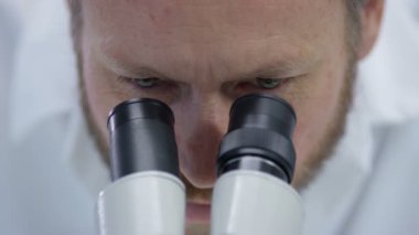 4k aşırı yakın çekim tıbbi araştırmacı laboratuarda mikroskop arıyorum
