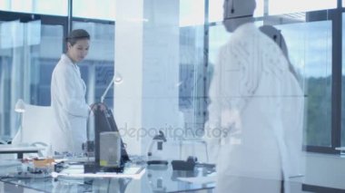 bileşenleri ile 3d yazıcı bina laboratuarda, çalışan 4 k elektronik mühendisleri