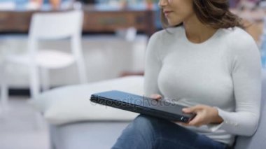 4 k güzel kadın ev telefon ve kulaklık ile müzik dinleme rahatlatıcı