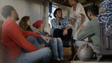 4 k mutlu grup dışarı asılı ve sahilde kabinde sohbet arkadaş