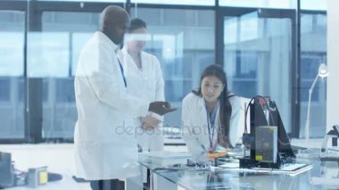 bileşenleri ile 3d yazıcı bina laboratuarda, çalışan 4 k elektronik mühendisleri