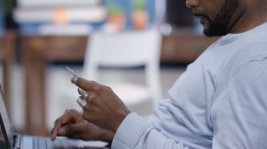 bir dizüstü bilgisayar ve kredi kartı alışveriş online evde adam 4k yakın çekim