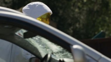 4 k agresif astronot bir beysbol sopası ile araba zarar verirken demirleyecek yer öfke ile.