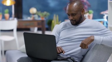 4 k neşeli adam rahatlatıcı dizüstü bilgisayarda ev yapımı video seslenmek.