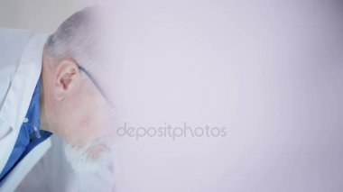 Laboratuarda, mikroskoplar bakarak ve sonuçları tartışmaya genç araştırmacı ile üst düzey bilim adamı.