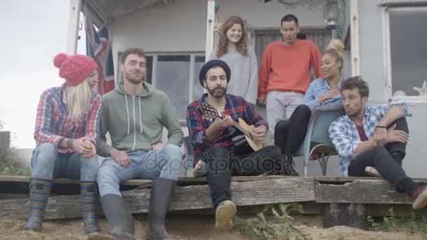 Happy Grupo Amigos Saindo Casa Praia Tocando Guitarra Cantando — Vídeo de Stock