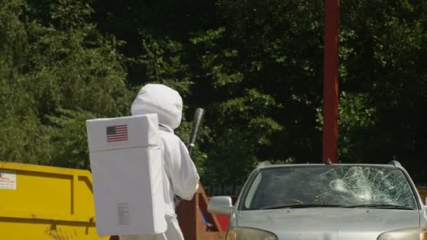 Hooligan Astronaut Smashing Voorruit Van Auto Met Een Honkbalknuppel — Stockvideo