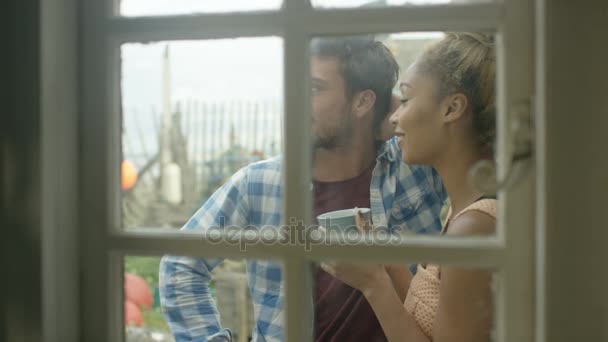 海の家の話と 景色を眺めてで の若いロマンチックなカップル — ストック動画