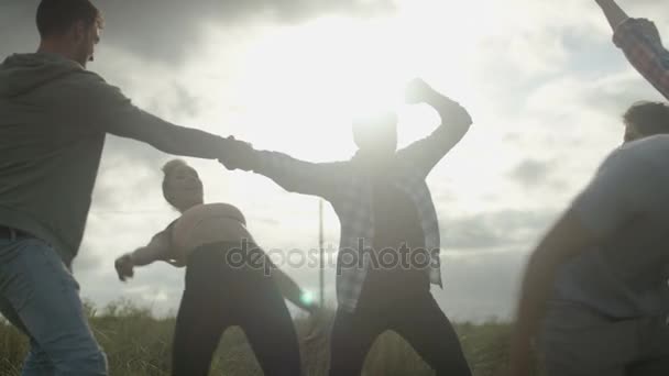 Heureux Jeunes Amis Insouciants Dansant Sur Plage Comme Soleil Commence — Video