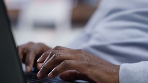 Estremo Primo Piano Allegro Uomo Afroamericano Utilizzando Computer Portatile Casa — Video Stock