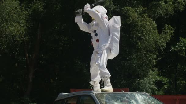 Astronauta Agresivo Pie Coche Destrozar Coche Con Bate Béisbol — Vídeos de Stock