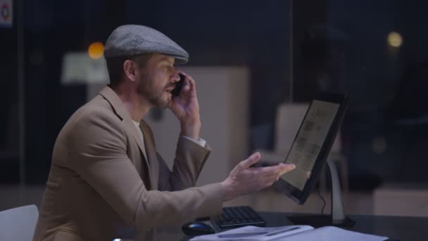 Empresário Preocupado Trabalhando Até Tarde Olhando Para Figuras Falando Telefone — Vídeo de Stock