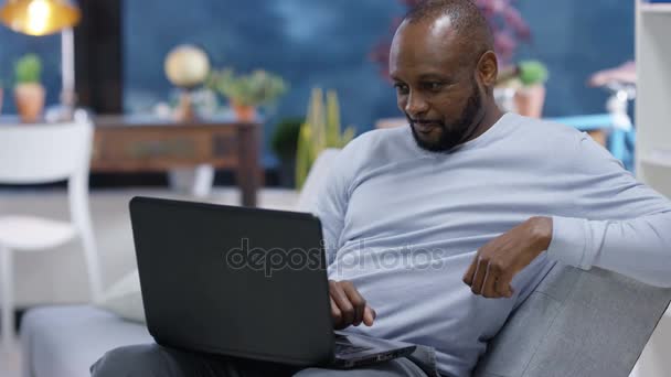 Alegre Homem Relaxante Casa Fazendo Chamada Vídeo Computador Portátil — Vídeo de Stock