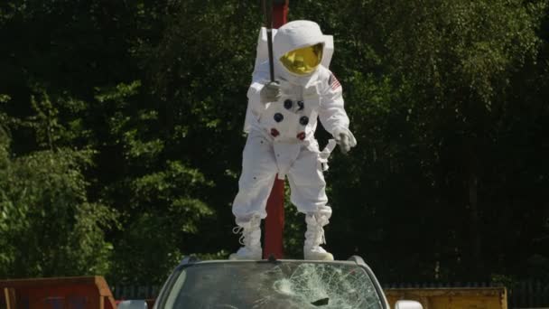 Astronauta Hooligan Rompiendo Parabrisas Coche Con Bate Béisbol — Vídeo de stock