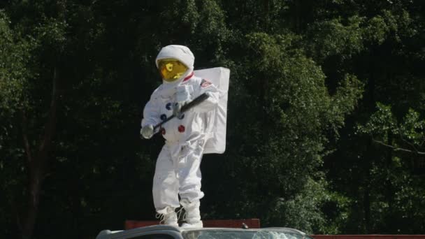 Aggressiva Astronaut Stående Bil Och Slå Sönder Bilen Med Ett — Stockvideo