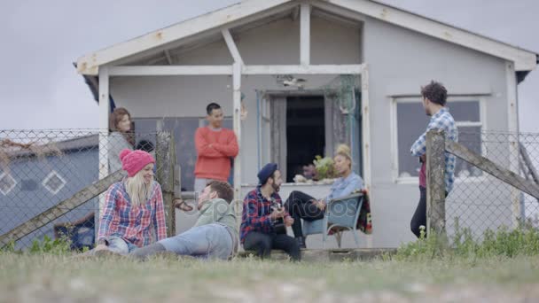 Glad Grupp Vänner Umgås Beach House Spela Gitarr Och Sjunga — Stockvideo