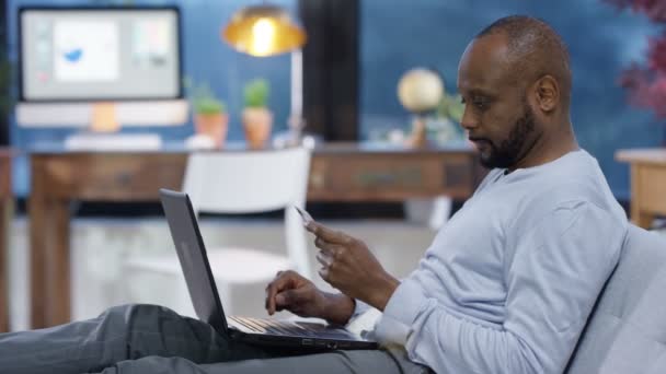 Feliz Homem Casual Com Laptop Cartão Crédito Compras Line Casa — Vídeo de Stock