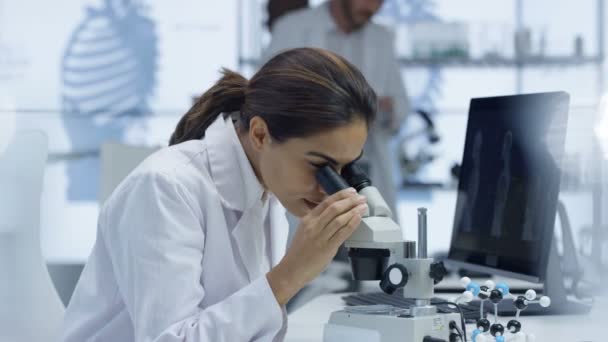 Retrato Pesquisador Médico Sorridente Trabalhando Laboratório Alta Tecnologia — Vídeo de Stock