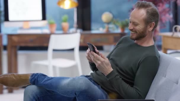 Homme Heureux Détendre Maison Textos Utilisant Internet Sur Son Smartphone — Video