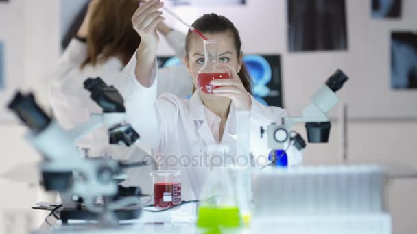 Scientific Research Team Working Lab Focus Woman Experimenting Chemicals — Stock Video