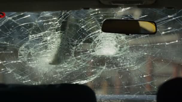 Ansicht Aus Dem Innenraum Des Autos Scheibe Mit Baseballschläger Zertrümmert — Stockvideo