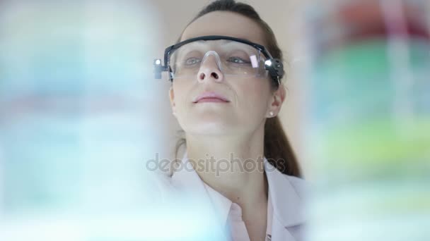 Retrato Cerca Del Científico Investigador Químico Sonriente Que Trabaja Laboratorio — Vídeos de Stock