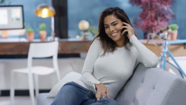 Bela Mulher Sorridente Relaxante Casa Falando Telefone Celular — Vídeo de Stock