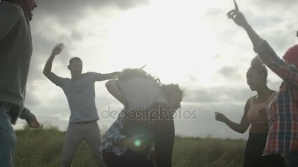Feliz Despreocupado Jóvenes Amigos Bailando Playa Como Sol Comienza Ponerse — Vídeo de stock