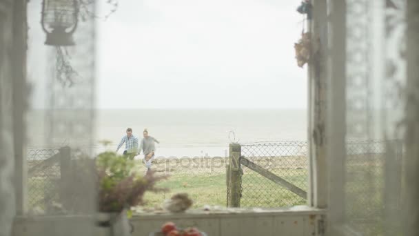Romantiska Unga Par Runing Och Allomfattande Beach House Och Tittar — Stockvideo
