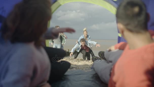 Junges Paar Zelt Strand Entspannen Während Freunde Spaß Draußen Haben — Stockvideo