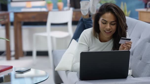 Uśmiechający Się Piękna Kobieta Laptopa Karta Kredytowa Online Zakupy Domu — Wideo stockowe