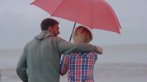 Joyeux Jeune Couple Avec Parapluie Rouge Marchant Sur Plage Par — Video