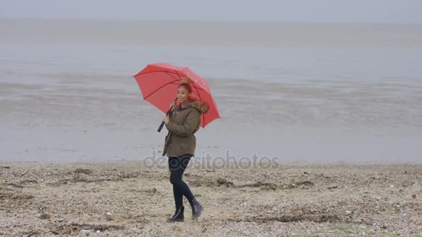Joyeux Jeune Femme Avec Parapluie Coloré Marchant Sur Plage Par — Video