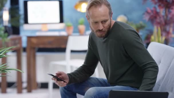 Vrolijke Casual Man Aan Het Werk Vanuit Huis Laptop — Stockvideo