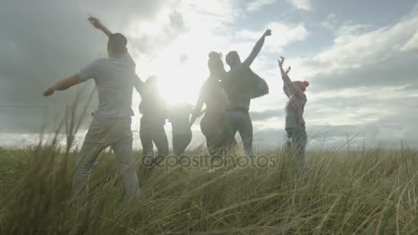 Feliz Despreocupado Jóvenes Amigos Bailando Playa Como Sol Comienza Ponerse — Vídeo de stock