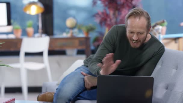 Vrolijke Man Ontspannen Huis Maken Video Oproep Laptopcomputer — Stockvideo