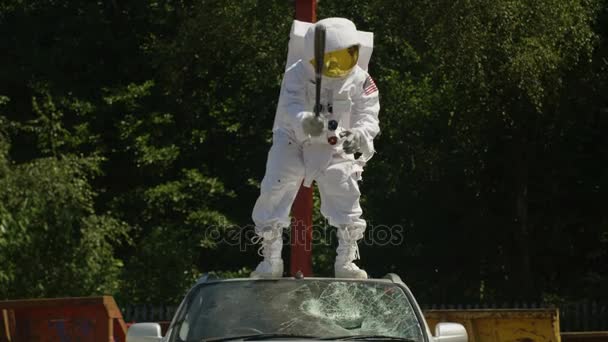 Hooligan Astronaut Smashing Voorruit Van Auto Met Een Honkbalknuppel — Stockvideo