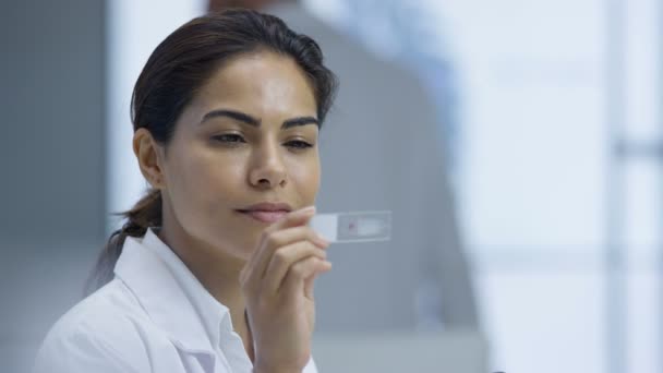 4K Gros plan du chercheur médical dans le laboratoire regardant une diapositive au microscope 