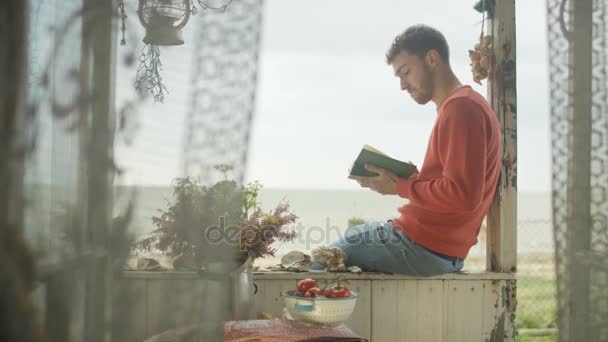 Hombre Serio Leyendo Libro Casa Playa Disfrutando Paz Tranquilidad — Vídeos de Stock