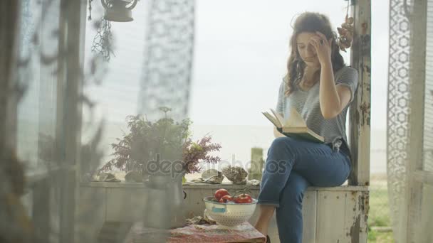 Mulher Jovem Lendo Livro Casa Praia Desfrutando Paz Tranquilidade — Vídeo de Stock