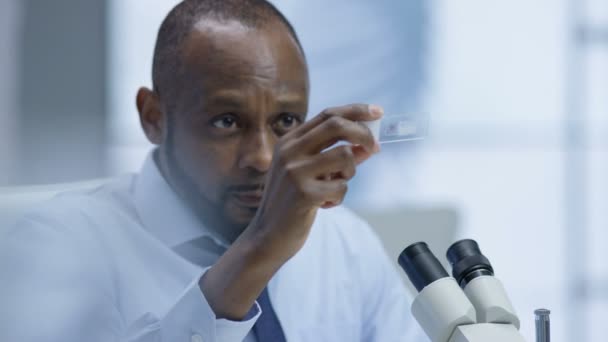 Primer Plano Del Investigador Médico Sonriente Que Trabaja Laboratorio — Vídeo de stock